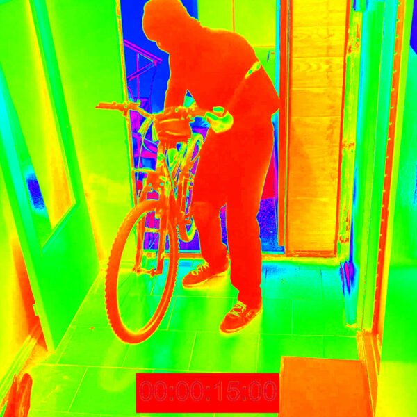 Öryggismyndavélar með nætursjón þjófur að stela hjóli